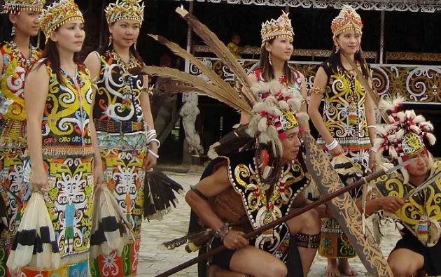 Eksplorasi 9 Jenis Senjata Tradisional Asli dari Kalimantan 