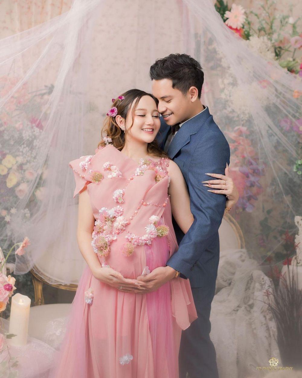 10 Potret Maternity Shoot Nanda Arsyinta Bersama Suami