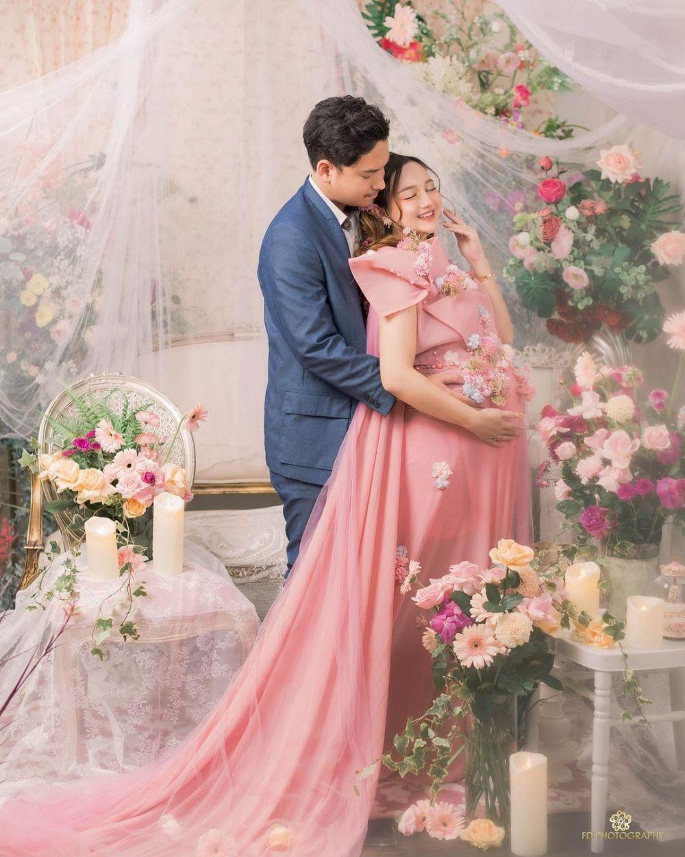 10 Potret Maternity Shoot Nanda Arsyinta Bersama Suami