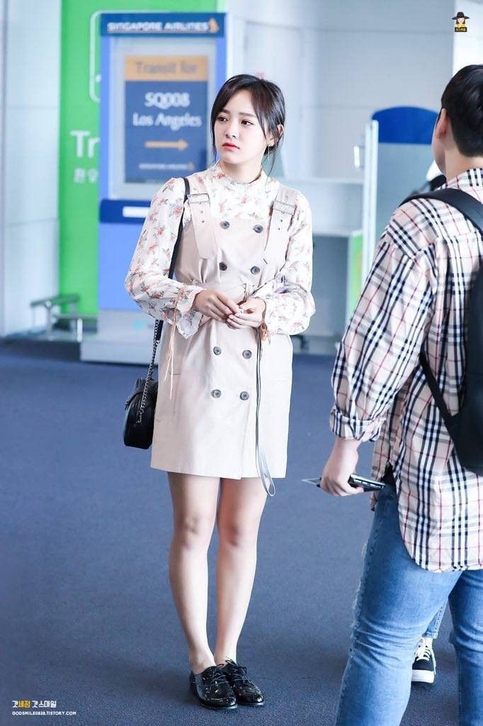 13 Gaya Outfit Girly ala Kim Sejong dengan Rok dan Dress, Chic Abis! 