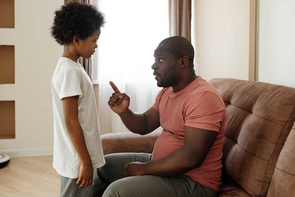 7 Kalimat Menyakitkan yang Seharusnya Tidak Dikatakan Orangtua ke Anak