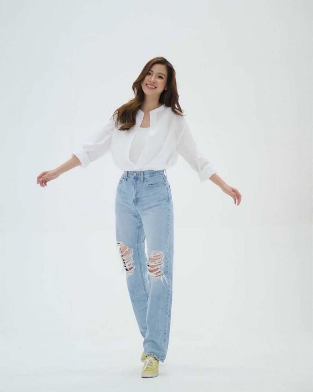 Dominated by Jeans, 10 Outfit Ideas Using Loose Pants by Thai Actresses