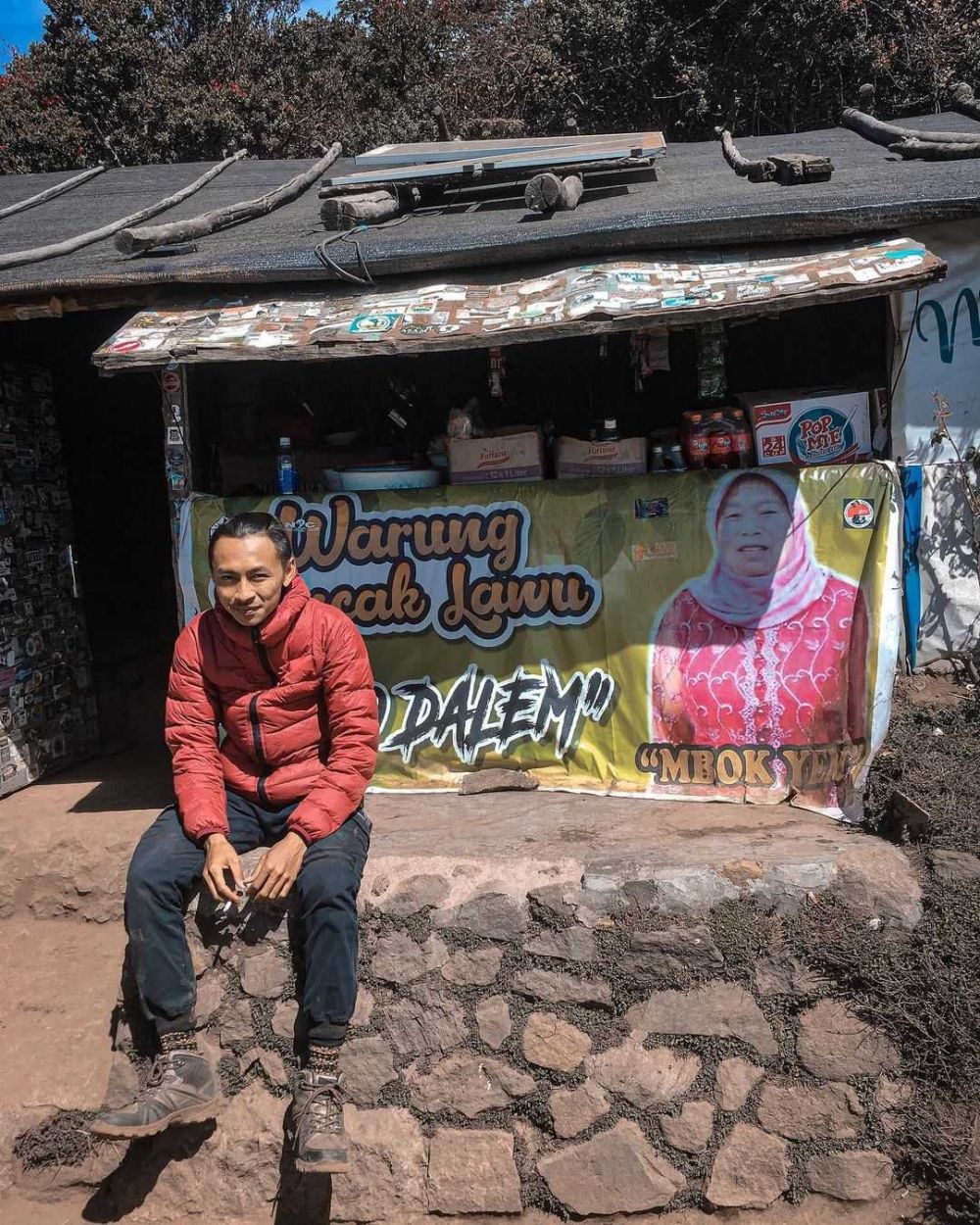 Viral! Mbok Yem Pemilik Warung Pecel di Puncak Lawu Turun Gunung