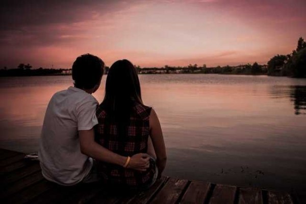 Selain Ucapan, 9 Gestur Romantis Ini Bikin Hubungan Mesra
