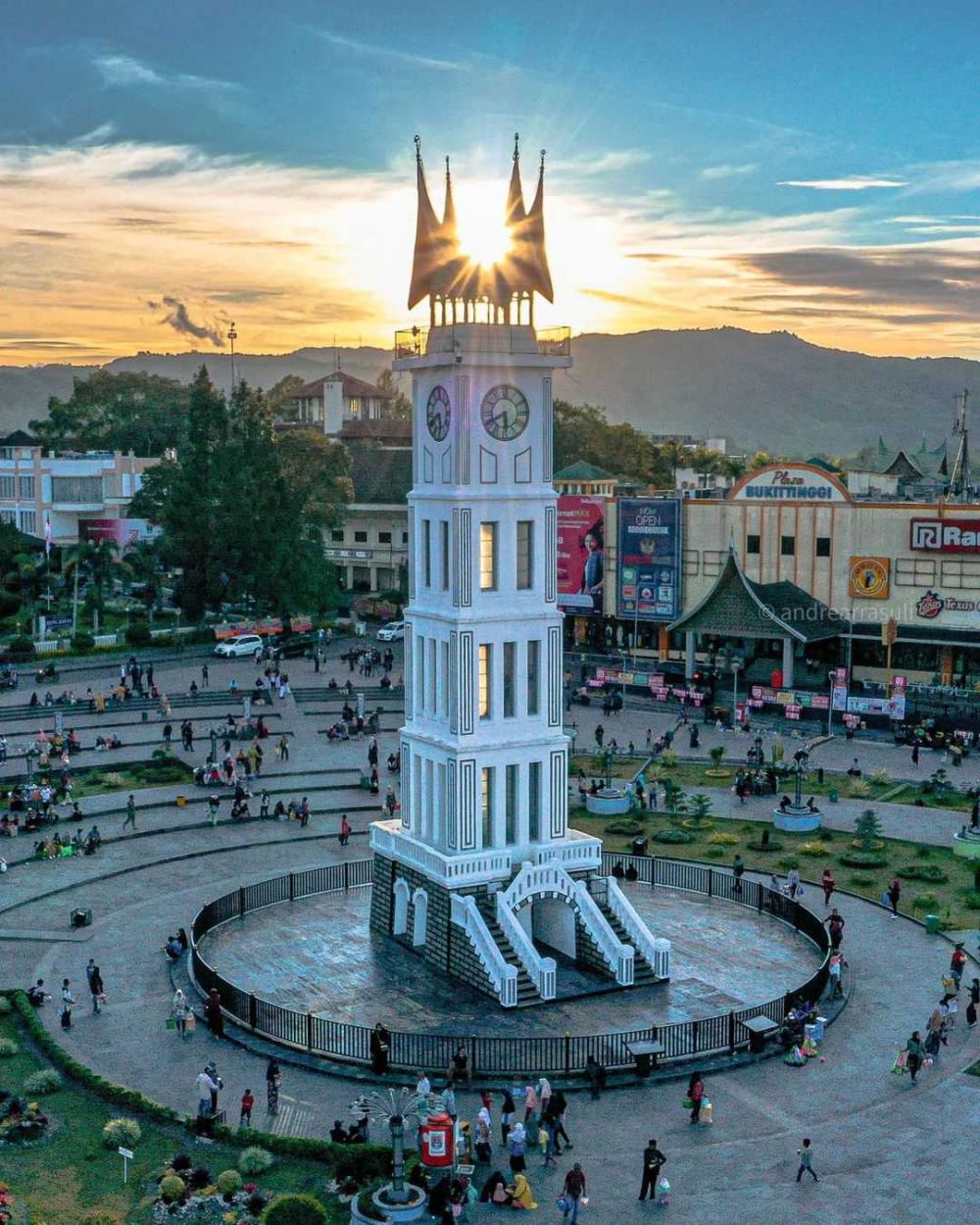 10 Potret Jam Gadang Di Bukittinggi Mirip Big Ben Di London 10-potret-jam-gadang-di-bukittinggi-mirip-big-ben-di-london