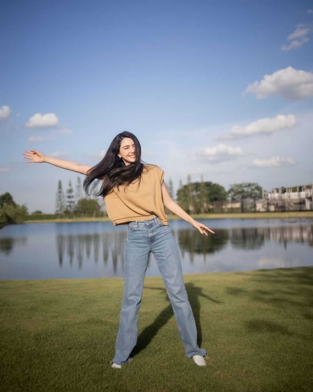 Dominated by Jeans, 10 Outfit Ideas Using Loose Pants by Thai Actresses