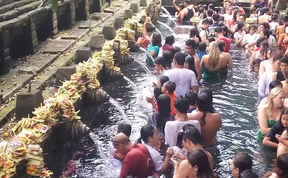 Makna Melukat yang Dijalani Awkarin di Bali