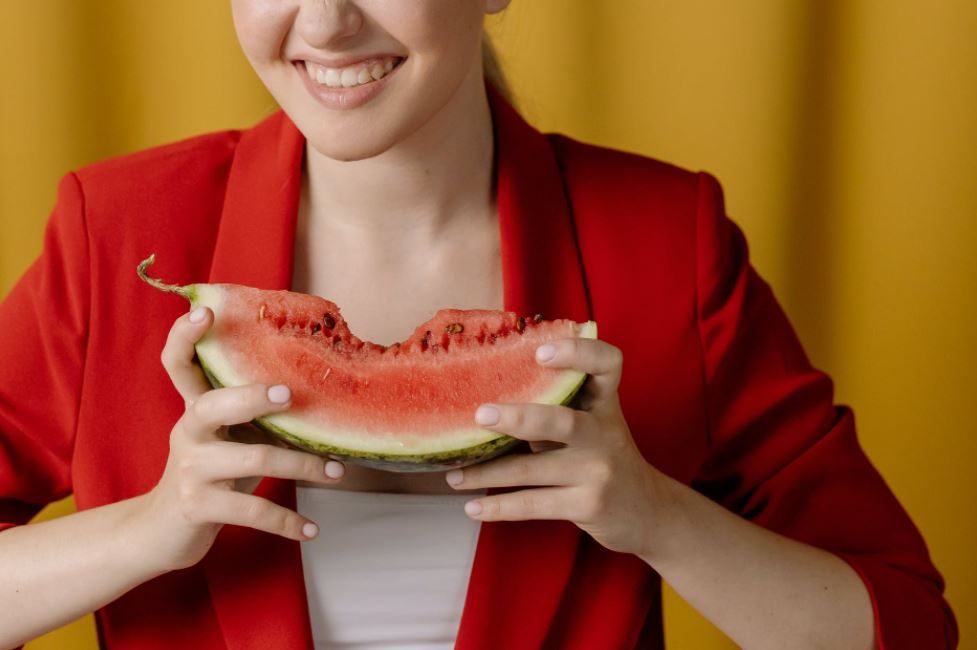 5 Tips Memilih Semangka yang Manis dan Segar, Perhatikan Bentuknya!