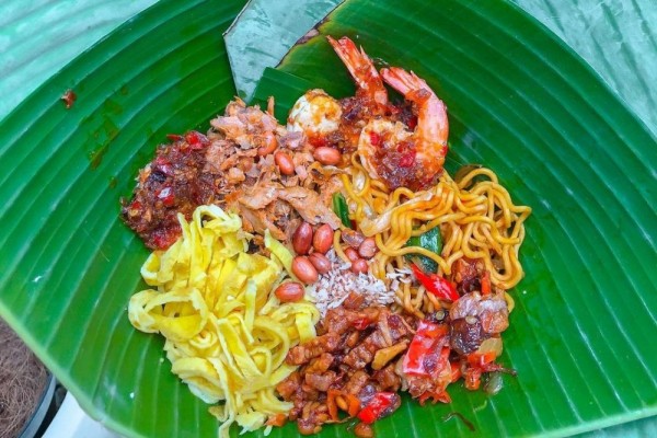20 Makanan Khas Bali yang Super Enak, Gak Cuma Ayam Betutu