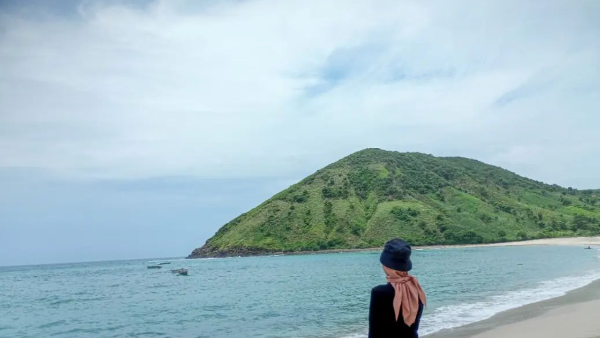 Berkunjung ke Pantai Mawun yang Punya Hamparan Pasir Putih Super Indah