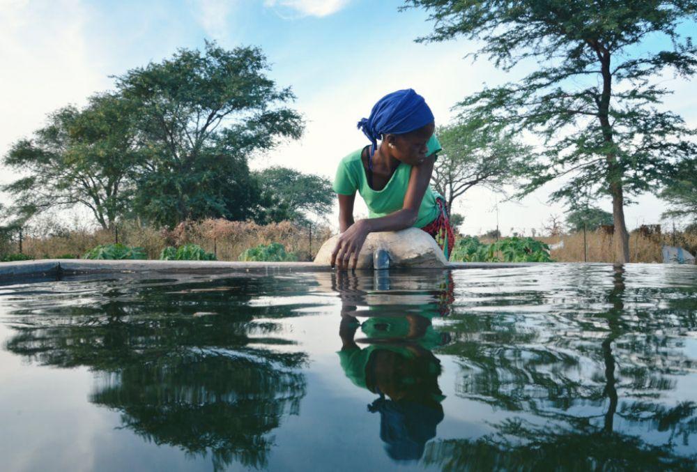 Seorang wanita sedang mengisi botol dengan air. (globalgiving.org)