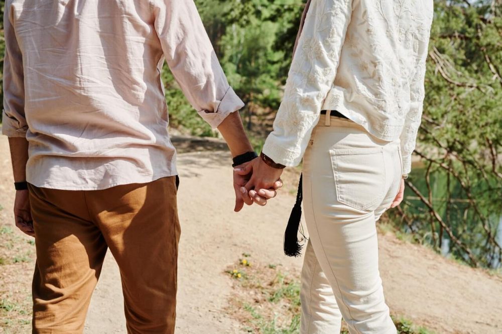 Ekspresikan Cinta Tanpa Kata: 7 Tips Efektif Bikin Pasangan Tersentuh
