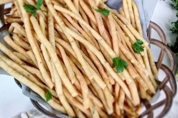 10 Kesalahan Membuat Kue Bawang, Jadi Gak Renyah hingga Gosong