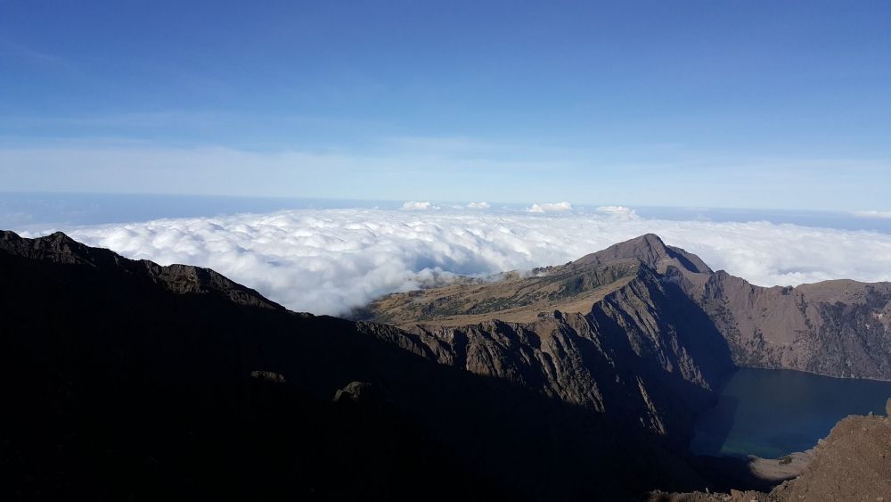 Gunung Rinjani, salah satu destinasi wisata terbaik di Lombok (Pixabay/Anyfree)