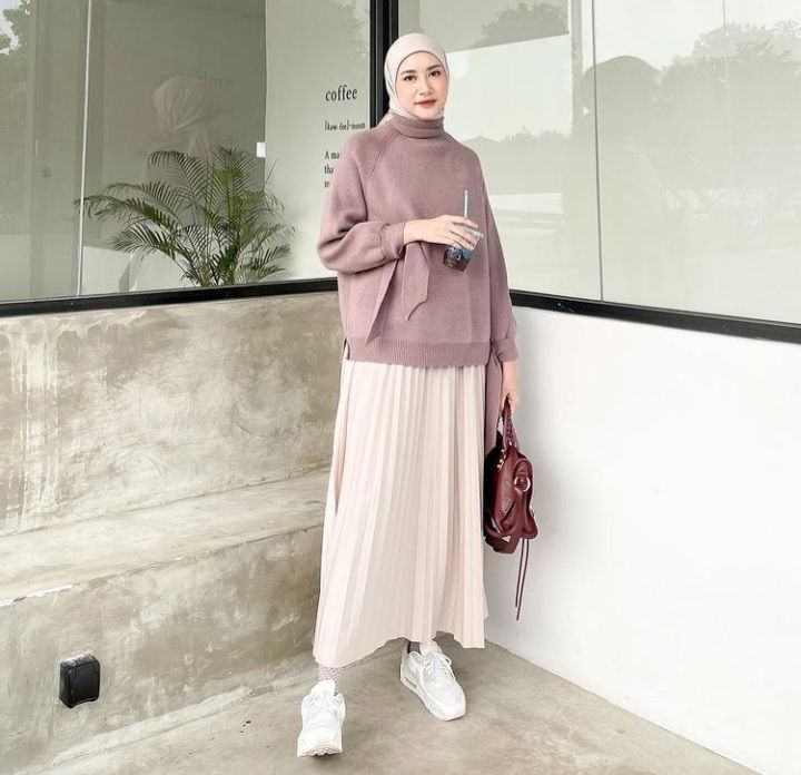 10 Inspirasi Fashion Outfit Rok untuk Musim Hujan ala Hijaber