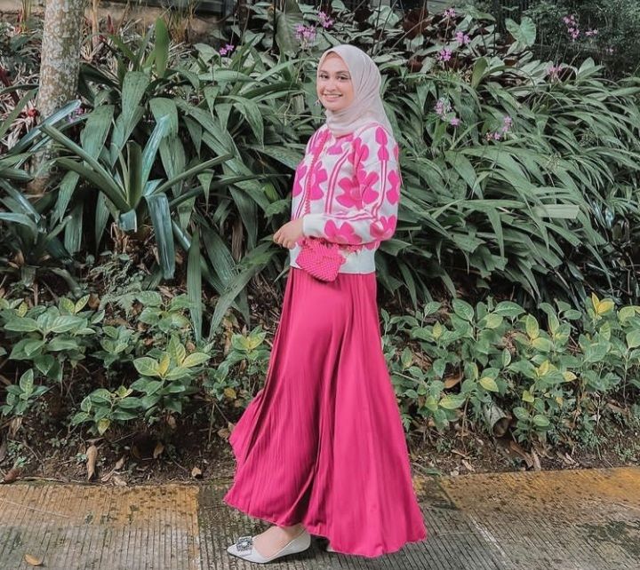 10 Inspirasi Fashion Outfit Rok untuk Musim Hujan ala Hijaber