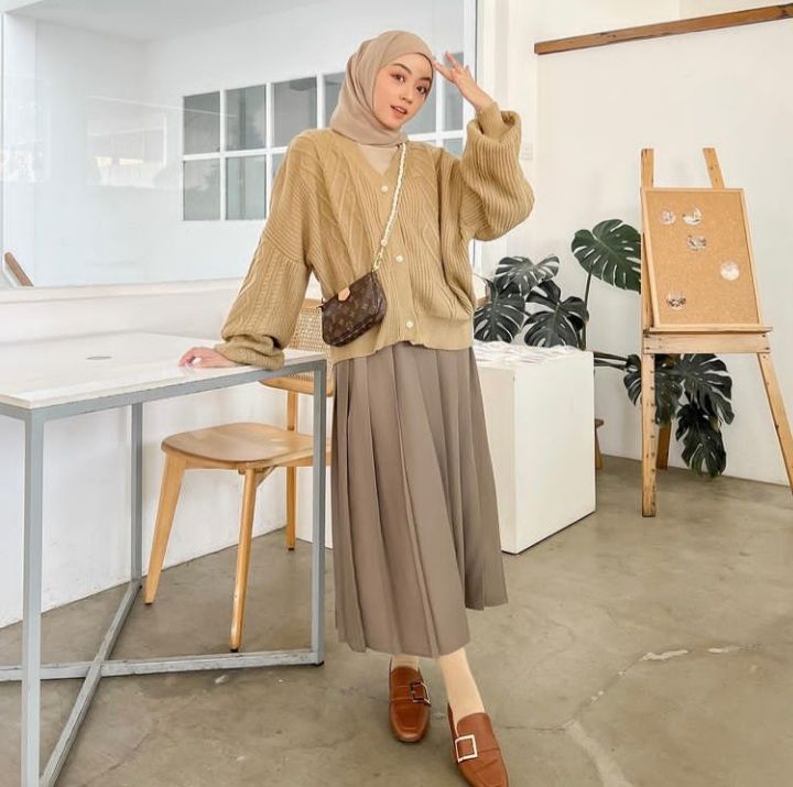 10 Inspirasi Fashion Outfit Rok untuk Musim Hujan ala Hijaber