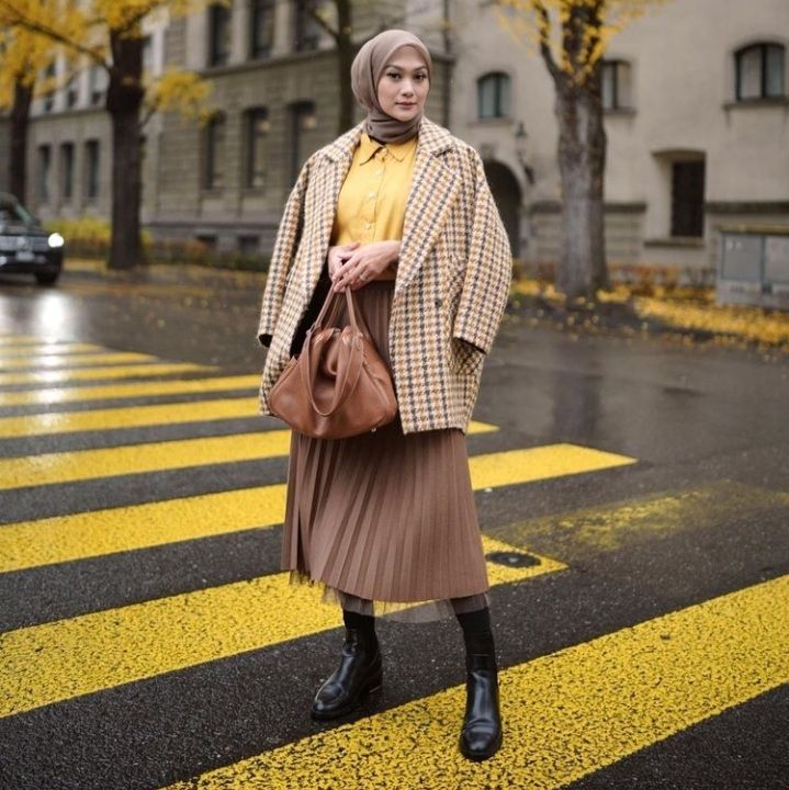 10 Inspirasi Fashion Outfit Rok untuk Musim Hujan ala Hijaber