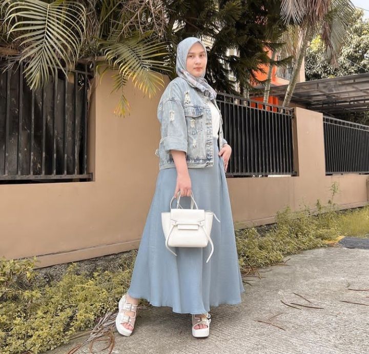 10 Inspirasi Fashion Outfit Rok untuk Musim Hujan ala Hijaber