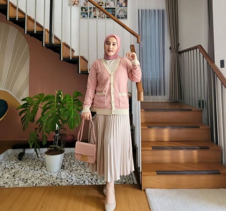 10 Inspirasi Fashion Outfit Rok untuk Musim Hujan ala Hijaber