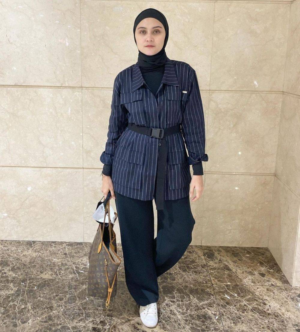 9 Outfit Hijab ke Kantor yang Kekinian ala Zee Zee Shahab 