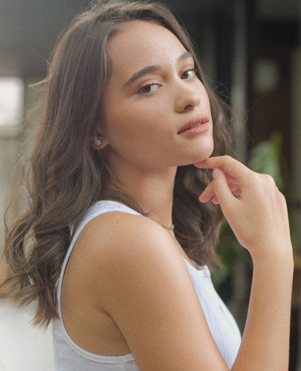 10 Potret Close Up Aurora Ribero yang Bule Banget, Menawan!