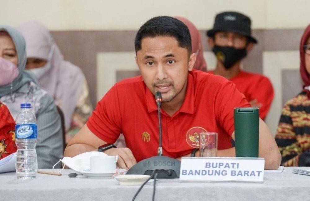 9 Potret Berwibawa Hengki Kurniawan Saat Bertugas Bupati