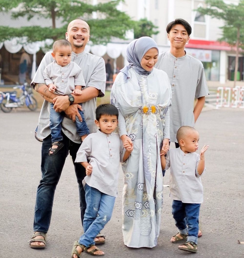 9 Potret Keluarga Enno Lerian Yang Bahagia Dengan Empat Anak