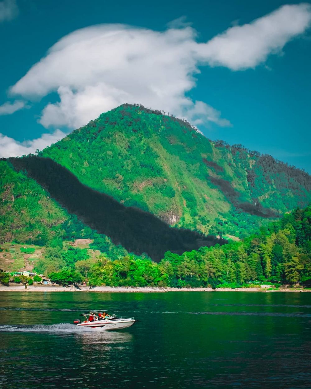 5 Telaga Cantik di Indonesia, Rugi kalau Belum ke Sini 