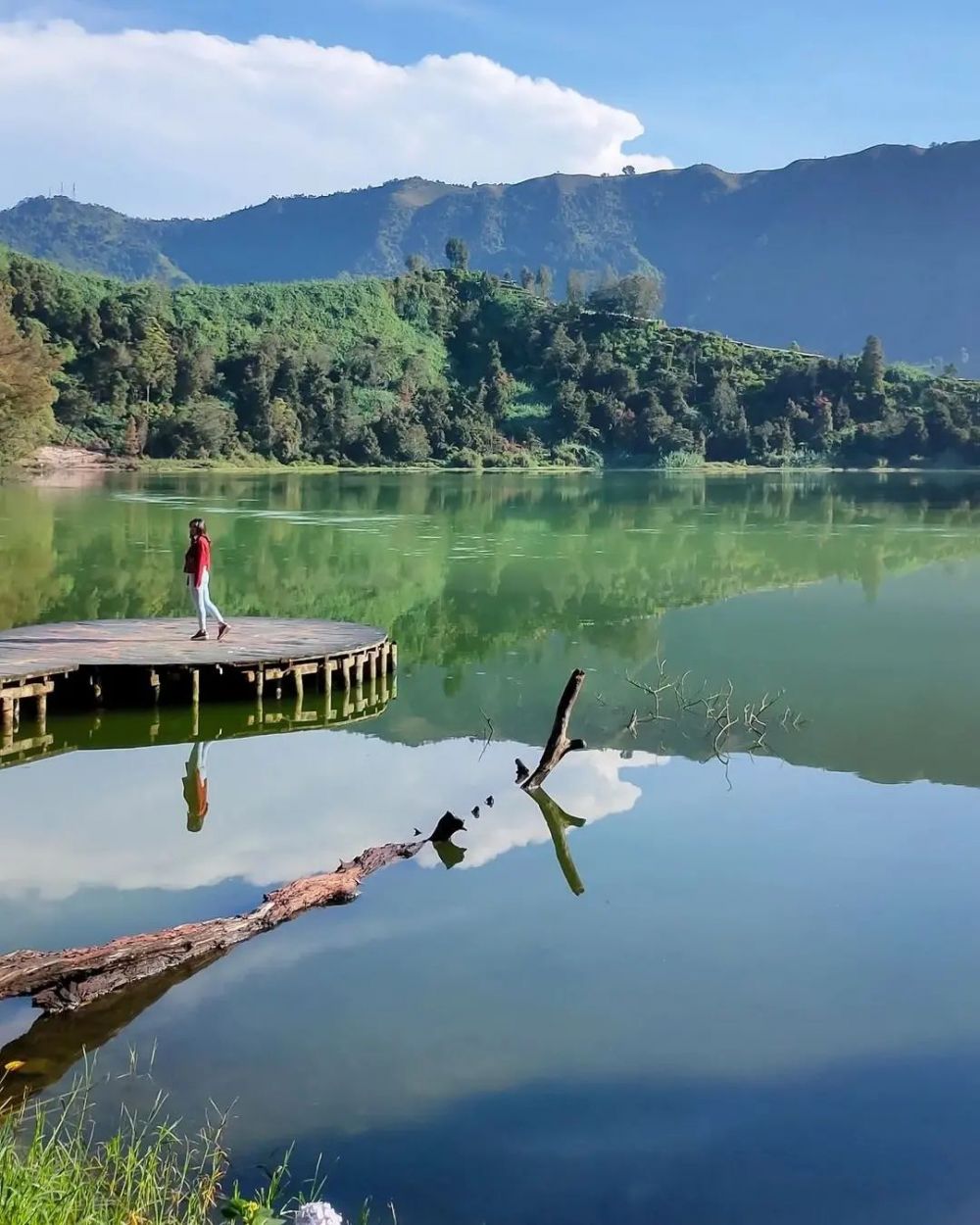 5 Telaga Cantik di Indonesia, Rugi kalau Belum ke Sini 