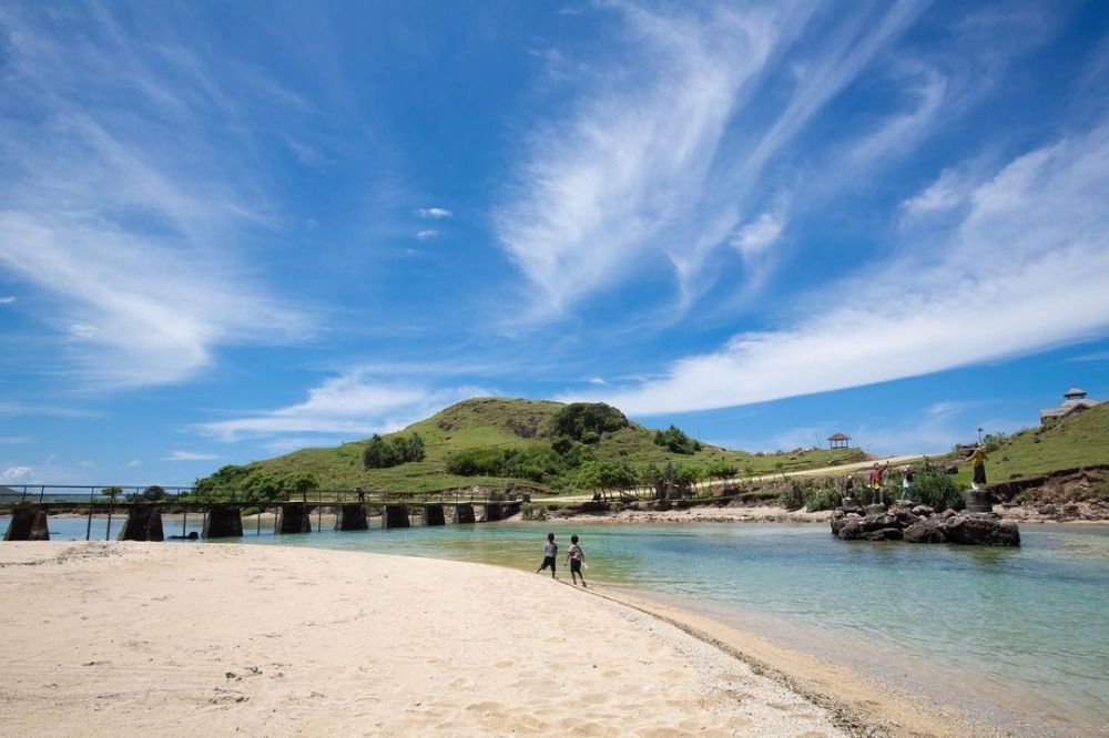 Pantai Tangsi, Keajaiban Pasir Pink di Lombok      