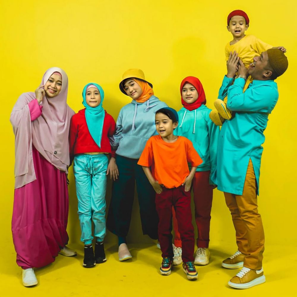 9 Potret Full Team Keluarga Irfan Hakim Rilis Single Ramadan