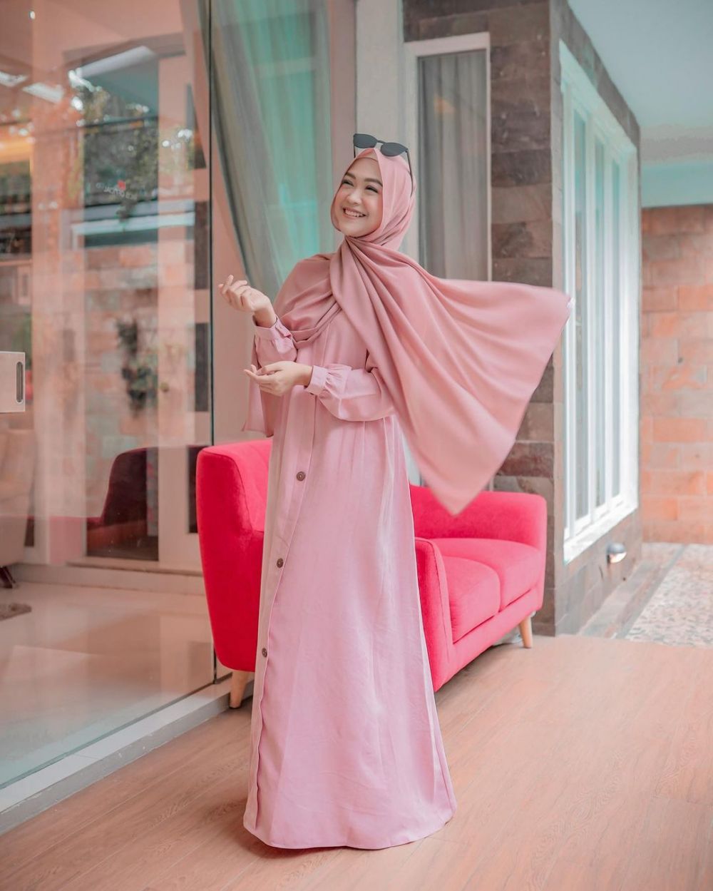 9 Inspirasi Outfit Syari Ala Ria Ricis, Tetap Modis dan Lucu