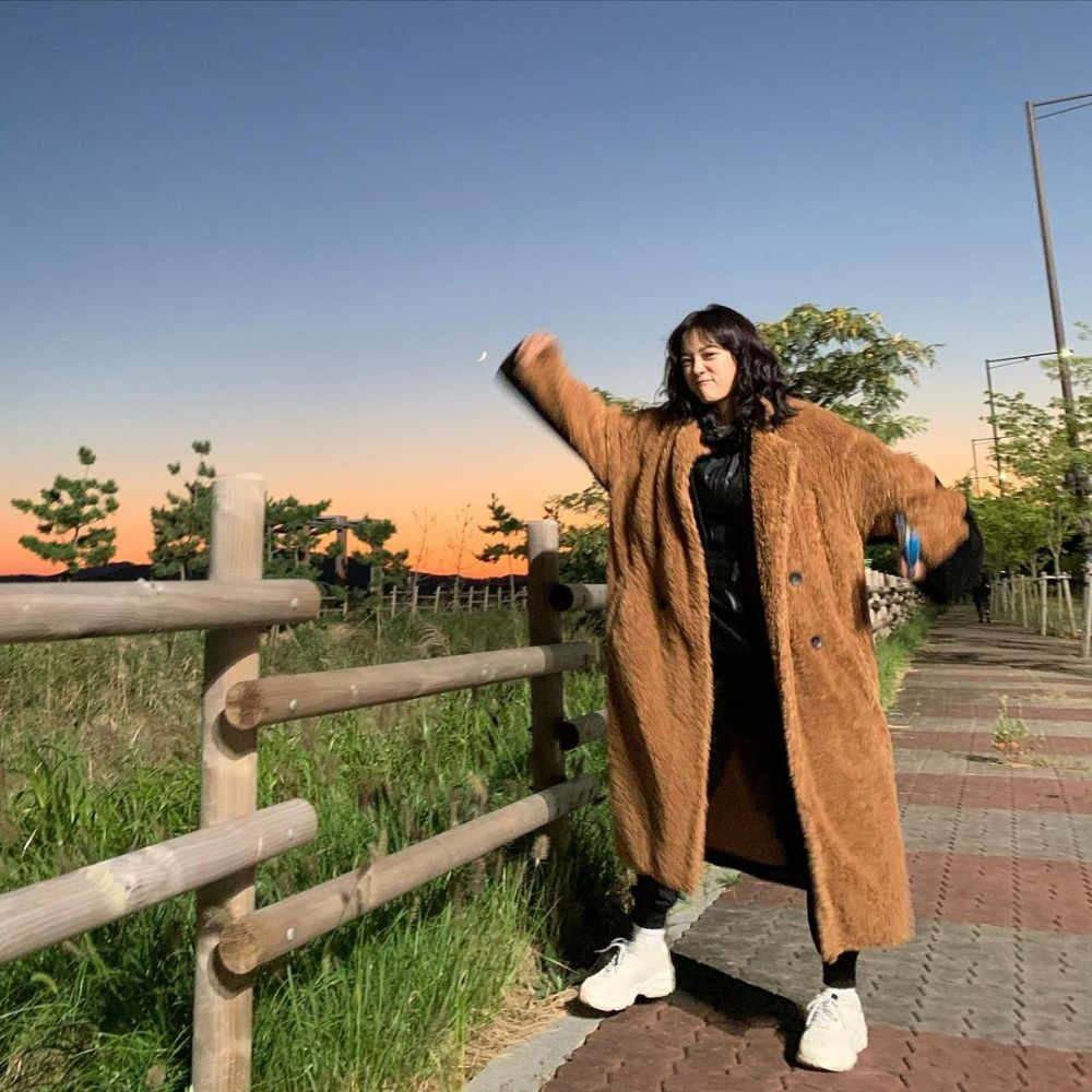 9 Inspirasi Padu Padan Outfit Coat ala Kim Se Jeong, Chic Banget!