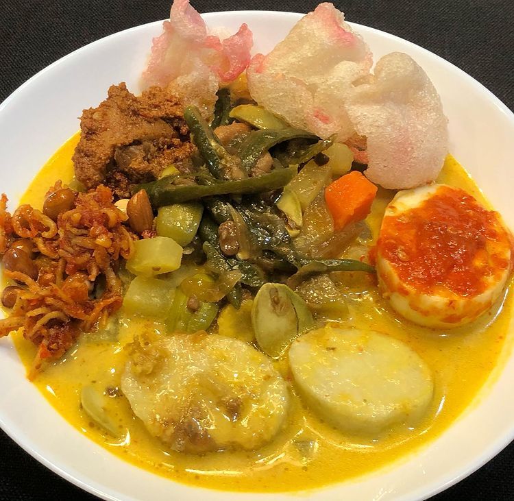 9 Rekomendasi Makan Lontong Medan Terenak, Bikin Ngiler!