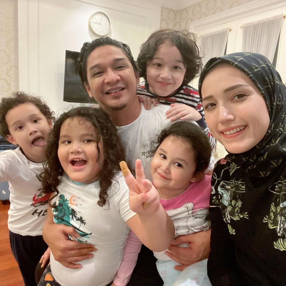 9 Potret Kompak Pasha Ungu dan Adelia Bersama Empat Anak