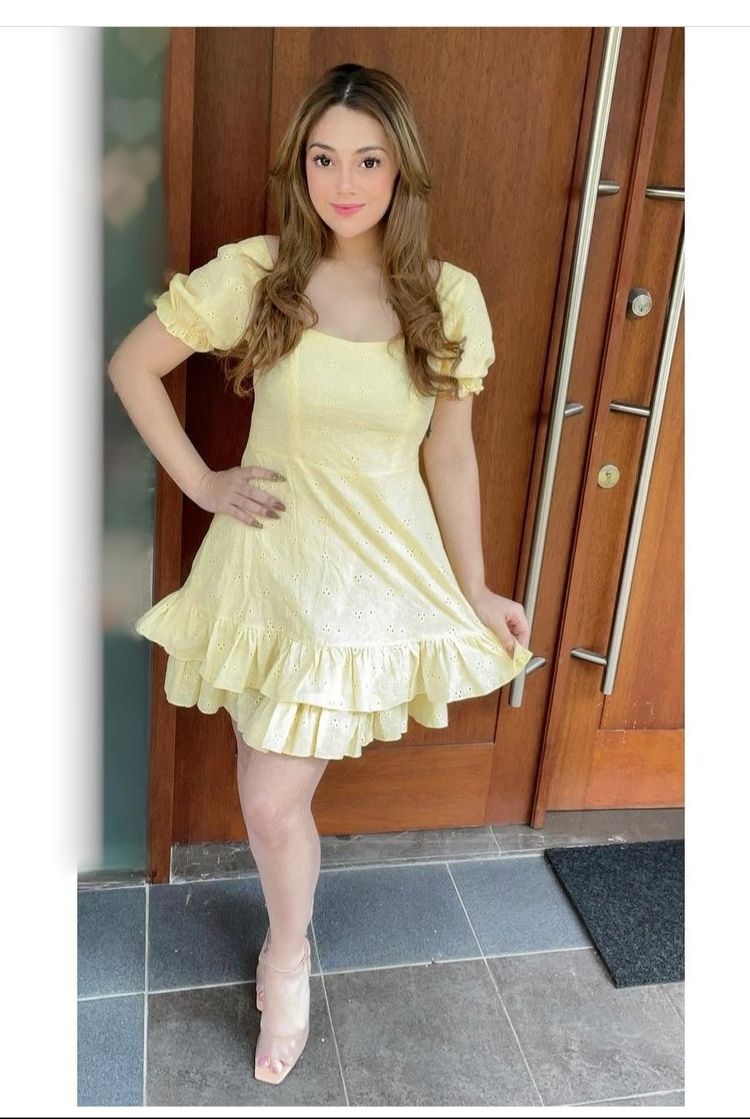 9 Potret Celine Evangelista Pakai Mini Dress, Genap 30 Tahun Awet Muda
