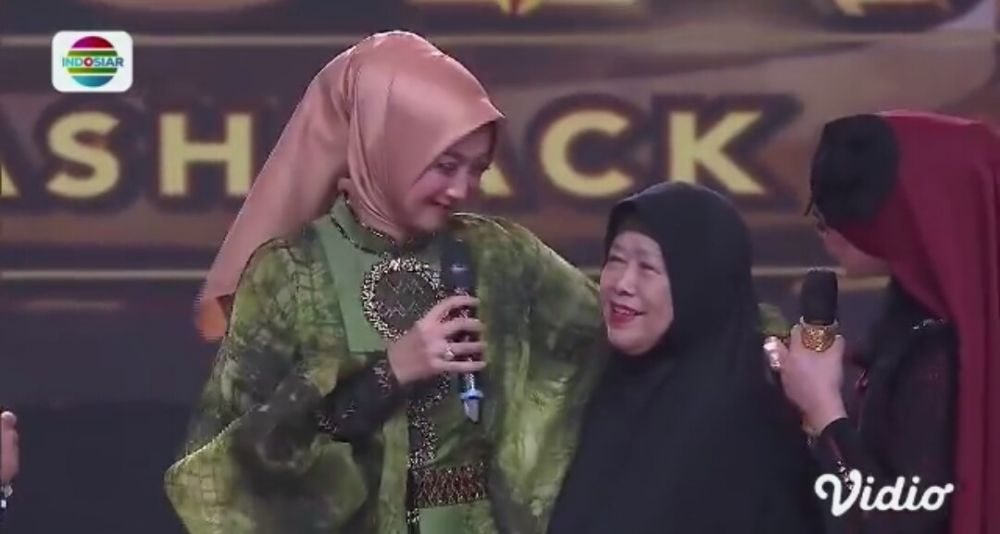 9 Potret Kenangan Desy Ratnasari dan Mama