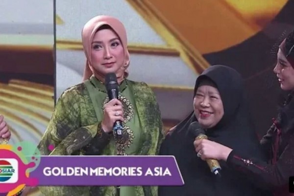 9 Potret Kenangan Desy Ratnasari dan Mama