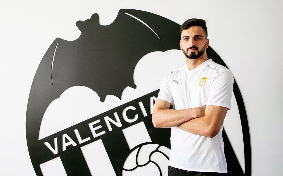 Мамардашвили футболист вратарь. Giorgi Mamardashvili вратарь. Mamardashvili goalkeeper. Вратарь Валенсии грузин. Логотип Гиорги
