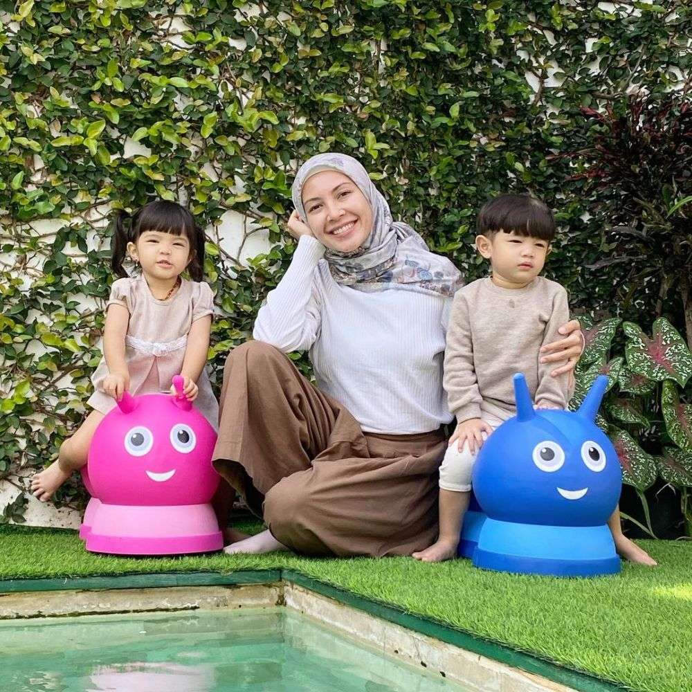 9 Potret Quality Time Ala Ratna Galih Dan Anak Kembarnya