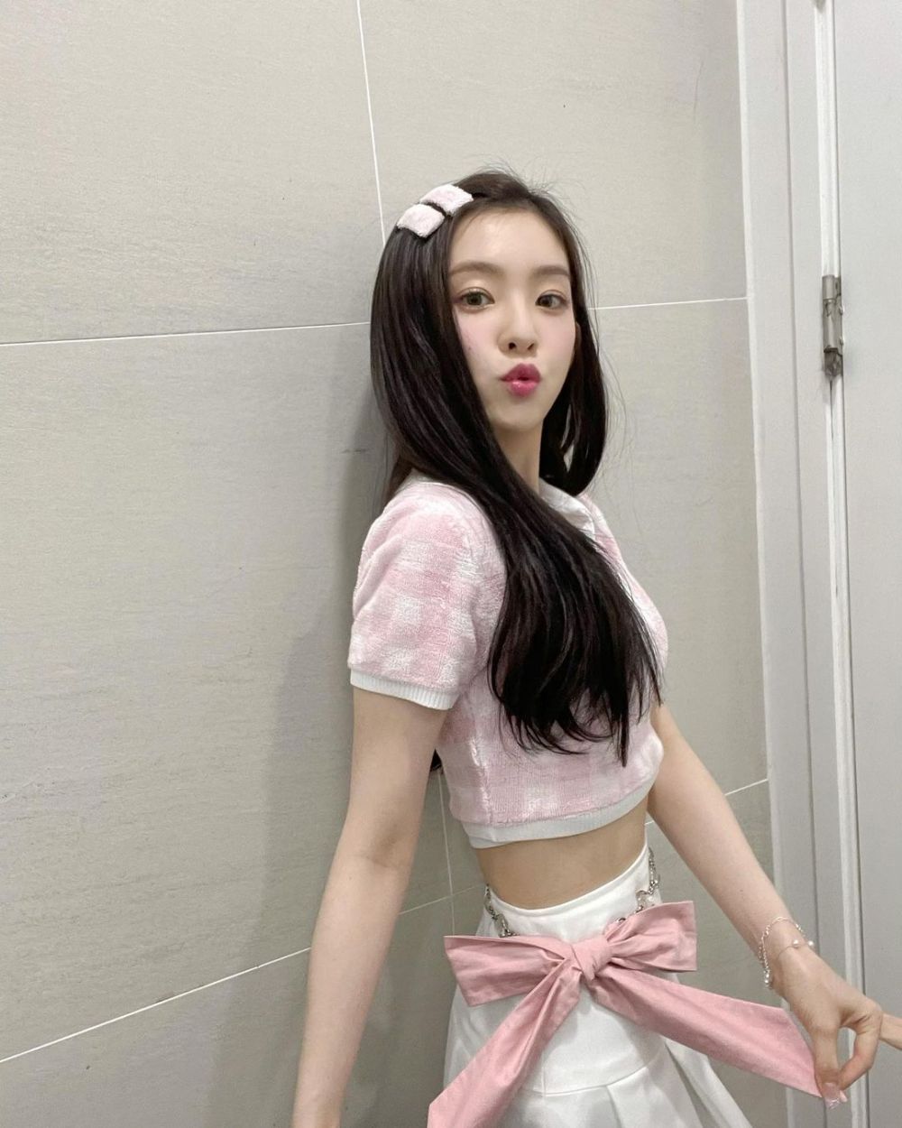 9 Potret Tanpa Cela Irene Red Velvet dengan Busana Crop Top, Trendi