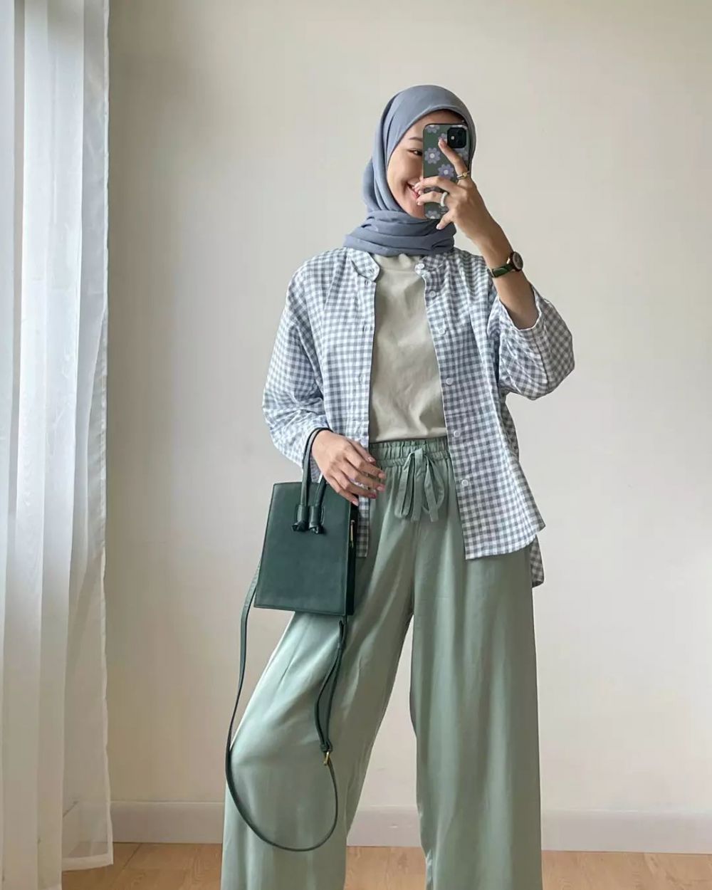 10 Inspirasi OOTD Hijab Nuansa Sage Green, Kece Buat Bukber