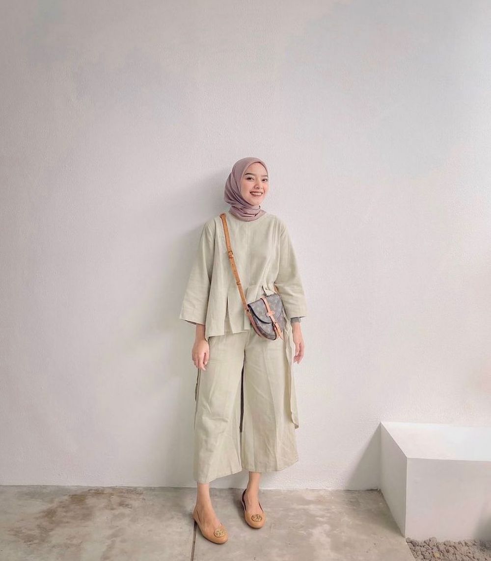 10 Inspirasi OOTD Hijab Nuansa Sage Green, Kece Buat Bukber