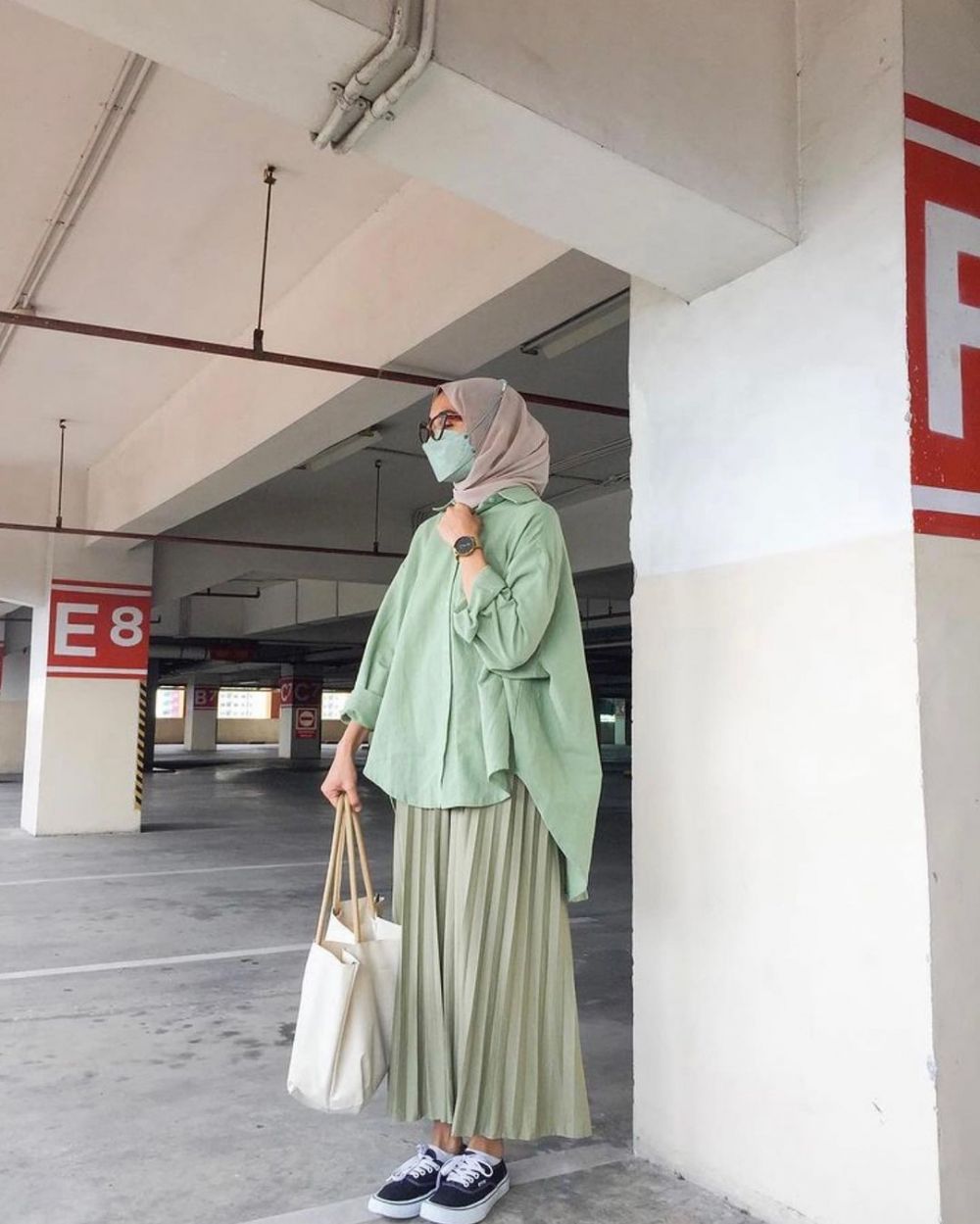 10 Inspirasi OOTD Hijab Nuansa Sage Green, Kece Buat Bukber