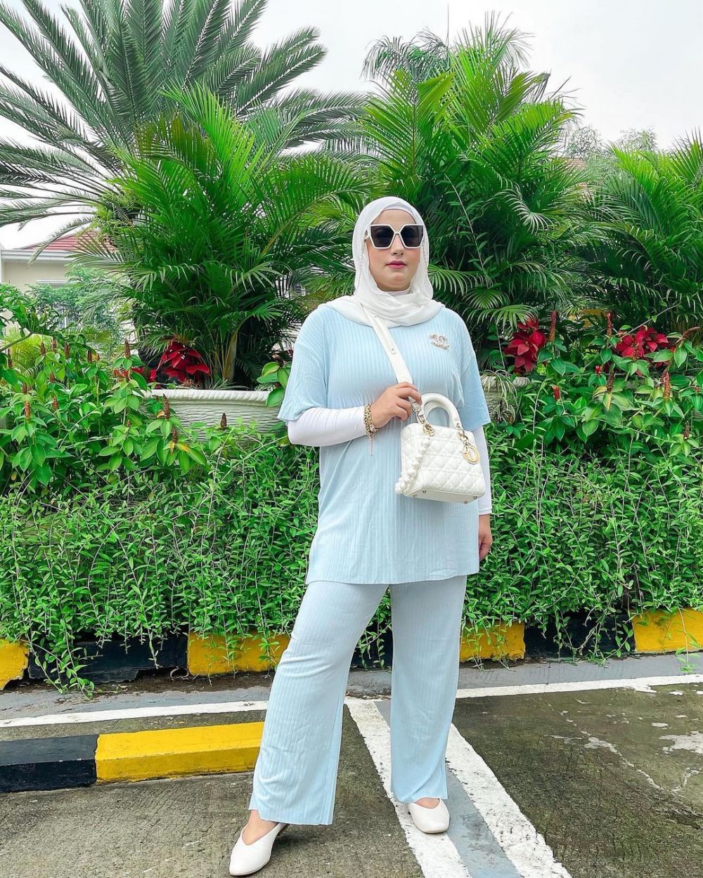 10 Potret Outfit  Warna Terang Tasyi Athasyia, Tampil Pede dan Kece!