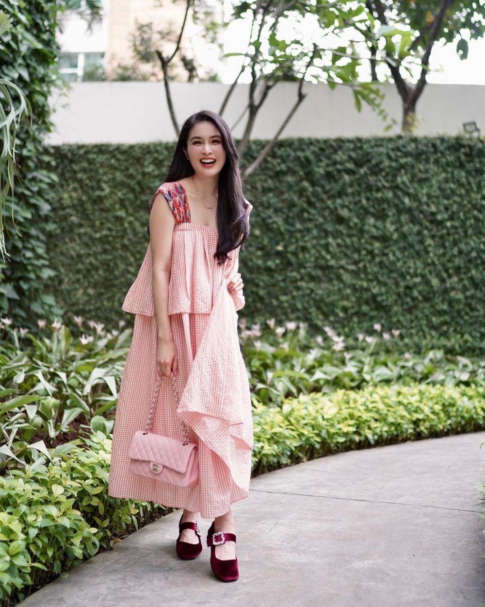 9 Gaya Sandra Dewi Kenakan Outfit Pink, Inspirasi Tampil Girly