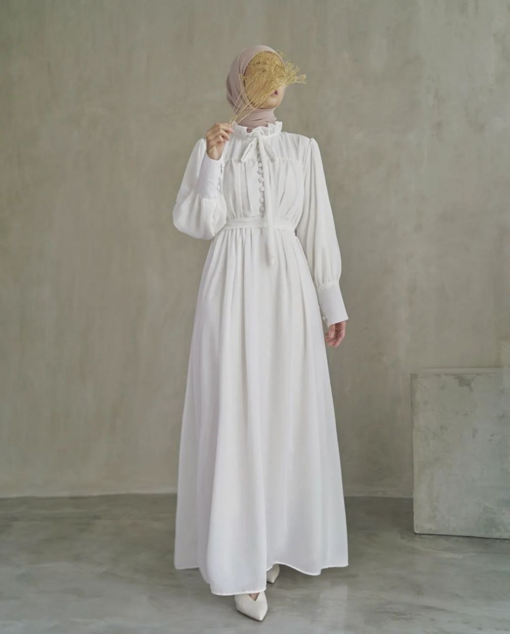9 Outfit Lebaran Serba Putih dari Brand Lokal, Murah Cuma Rp200 Ribuan