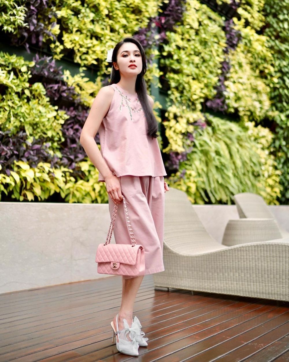 9 Gaya Sandra Dewi Kenakan Outfit Pink, Inspirasi Tampil Girly