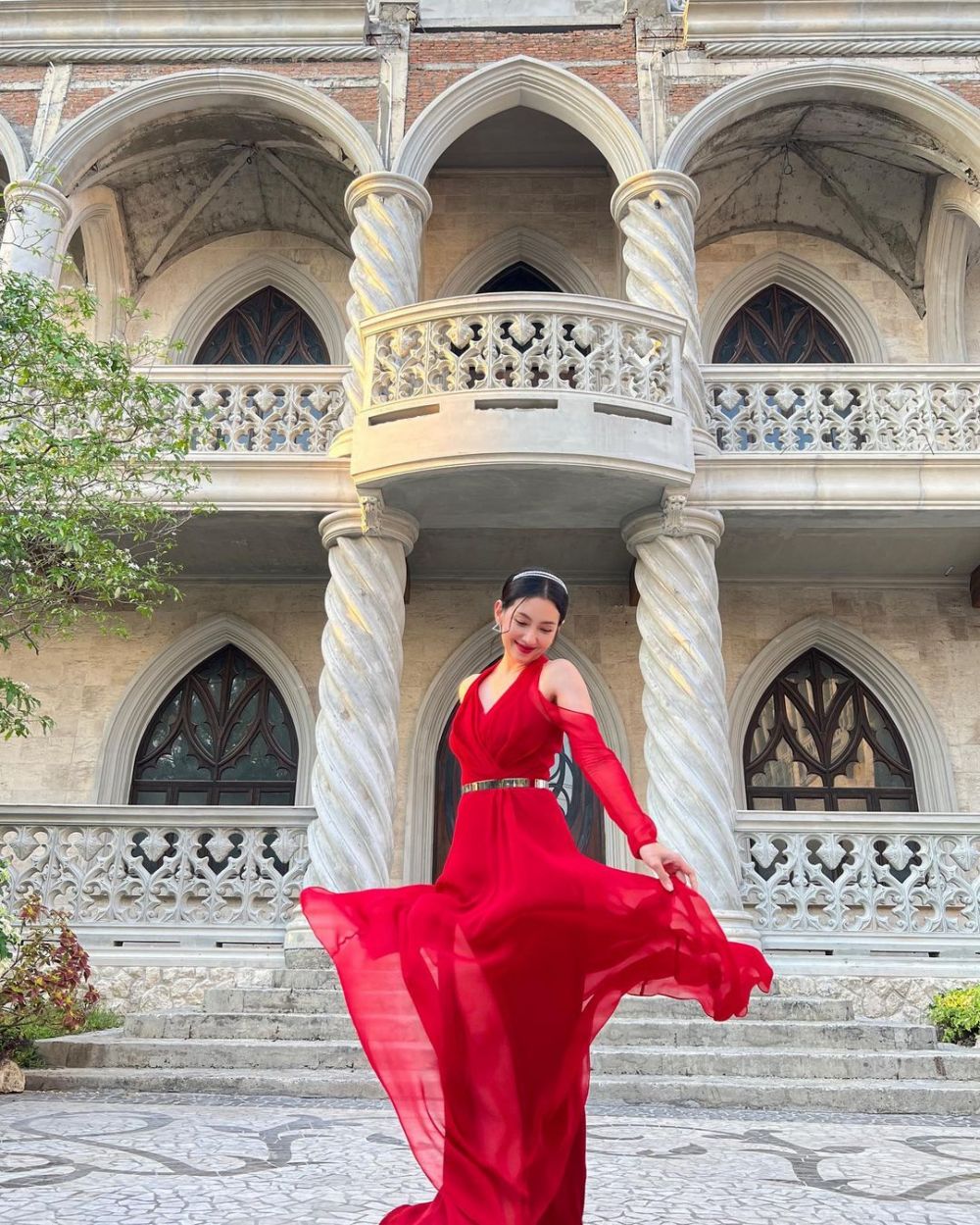 9 Outfit Serba Merah ala Aktris Thailand Bella Campen, Dominasi Dress